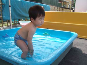 初プール@水深10センチ?