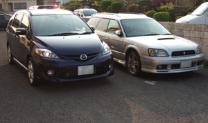 来る車、去る車